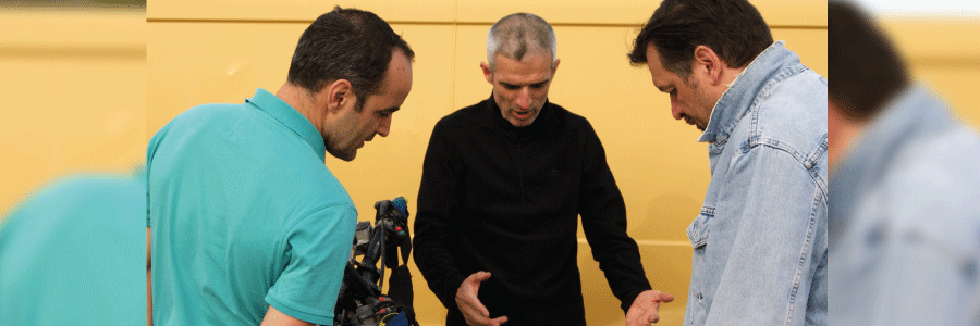 Eric Mommey, Julien Ferrazzo et Patrick Bizon en train de discuter autour d'un projet 